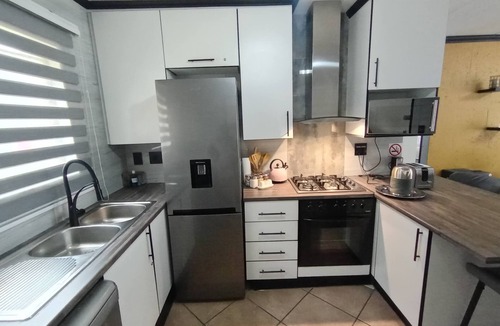 Boksburg Apartment | 2 Bedroom apartment with 2 queen size beds & a cot, 10 minutes from JHB Airport.