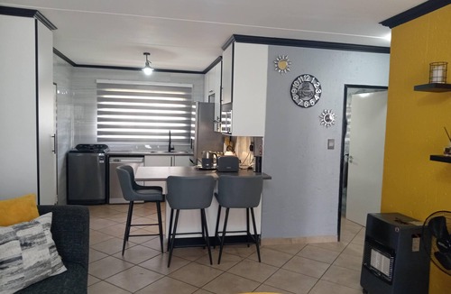 Boksburg Apartment | 2 Bedroom apartment with 2 queen size beds & a cot, 10 minutes from JHB Airport.
