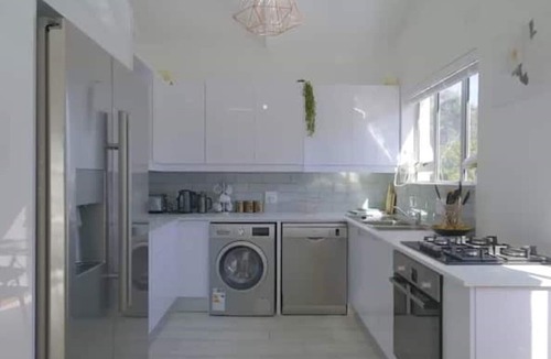 Constantia House | 2 Bedroom Apartment with Pool Access