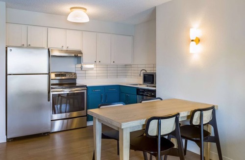 Oyster Point Hotel | 2 Bedroom Suites with Free Breakfast with Pool access near San Francisco Zoo