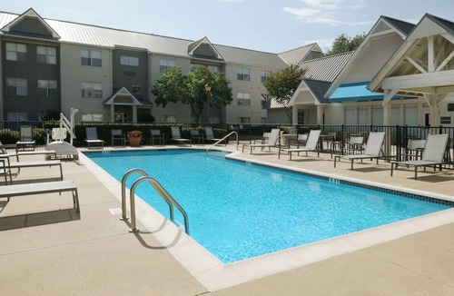 Oyster Point Hotel | 2 Bedroom Suites with Free Breakfast with Pool access near San Francisco Zoo