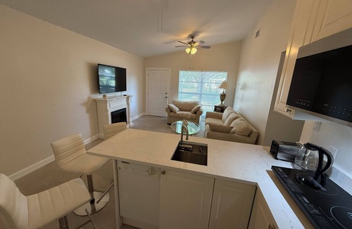 Sarasota Apartment | 2-bedroom secondary suite in lovely Sarasota