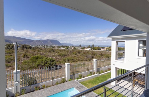 Westcliff Villa | 2-bedroom villa in delightful Hermanus with swimming pool, AC & barbecue room
