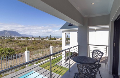 Westcliff Villa | 2-bedroom villa in delightful Hermanus with swimming pool, AC & barbecue room