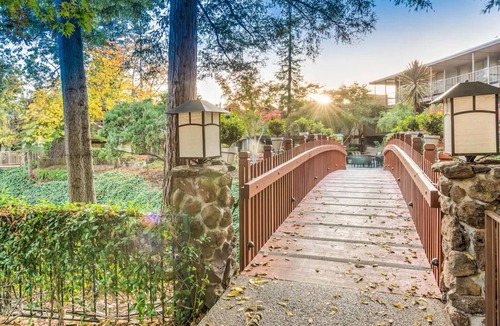 Barron Park Hotel | 2 Comfortable Room with Heated Pool, Free Breakfast & Parking in Palo Alto