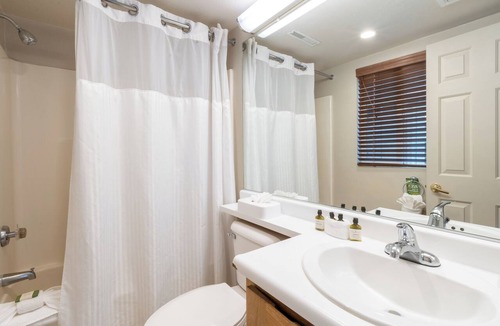 Napa Hotel | 2 Elegant Units | 1.2 mil to Napa Opera House | Onsite Pool | Free Parking
