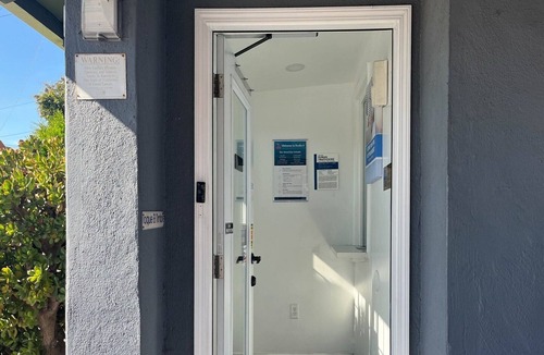 Redwood Heights Apartment | 2 Full Beds|Nsmk, Micfridge