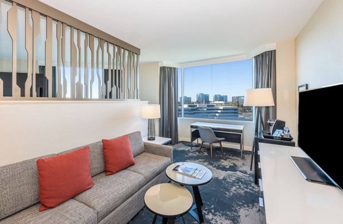 Redwood Shores Hotel | 2 Junior King Suite at Grand Bay San Francisco Hotel, Onsite Pool & Pets Allowed