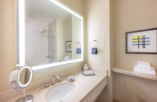 Redwood Shores Hotel | 2 Junior King Suite at Grand Bay San Francisco Hotel, Onsite Pool & Pets Allowed