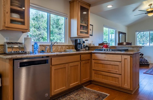 Paso Robles House | 2 King Suites + Fenced Porch | Walkable Downtown Paso | Quercus Acorn Cottage