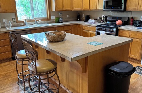Lake Stevens House | 2 Masters,4 bedrooms total, 2 Kitchens, 3 Living Areas,Hot Tub, Game RM & Gym