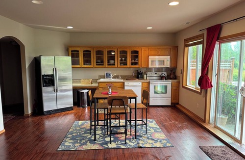 Lake Stevens House | 2 Masters,4 bedrooms total, 2 Kitchens, 3 Living Areas,Hot Tub, Game RM & Gym
