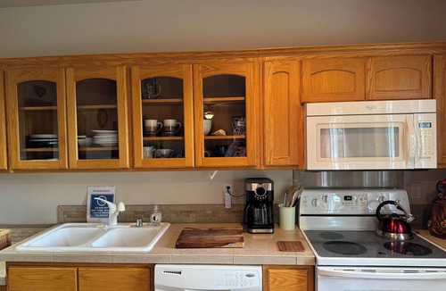 Lake Stevens House | 2 Masters,4 bedrooms total, 2 Kitchens, 3 Living Areas,Hot Tub, Game RM & Gym