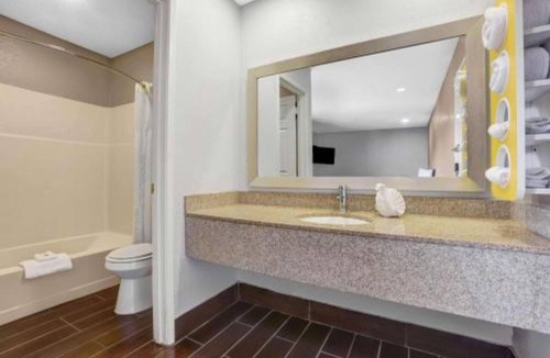 Ukiah Apartment | 2 Queen Beds|Nsmk, Micfridge