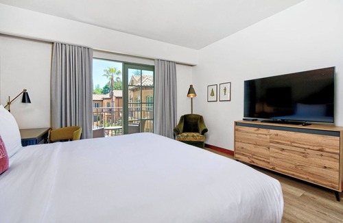 Los Gatos Hotel | 2 Relaxing Room with Pool, Pets Allowed & Free Parking in Los Gatos