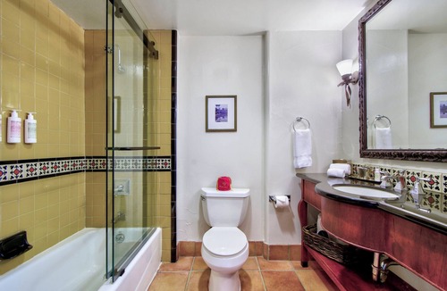 Los Gatos Hotel | 2 Relaxing Room with Pool, Pets Allowed & Free Parking in Los Gatos