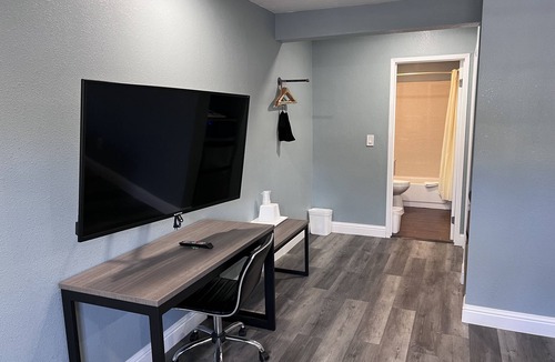 Westside Santa Cruz Hotel | 2 Room Suite - Indoor Pool and Spa - Walk to the Boardwalk