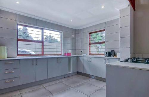 Greater Johannesburg Metropolitan Area Villa | 2000 m² Villa ∙ 3 bedrooms ∙ 6 guests