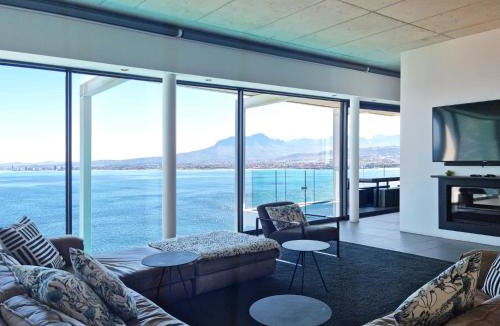 Mountainside House | '22 Protea' - Luxury, Style and Elegance - Sleeps 12 in 6 En-suite Bedrooms