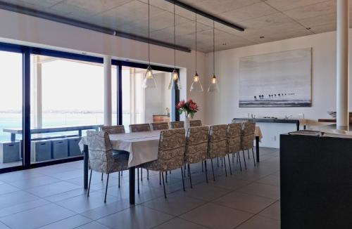 Mountainside House | '22 Protea' - Luxury, Style and Elegance - Sleeps 12 in 6 En-suite Bedrooms