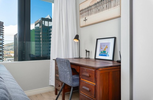 Cape Town City Centre Apartment | 22nd Floor Apartment With Mountain Views