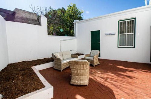 Graaff-Reinet Apartment | 238 m² Apartment ∙ 2 bedrooms ∙ 4 guests