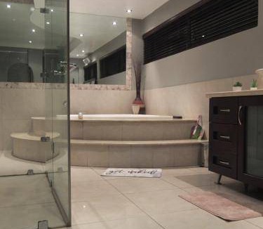 Ekurhuleni Apartment | 238 m² Apartment ∙ 3 bedrooms ∙ 6 guests