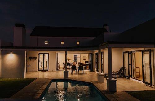 Robertson House | 238 m² House ∙ 3 bedrooms ∙ 6 guests
