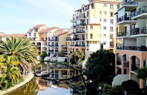 Century City Apartment | 250 m² Apartment ∙ 3 bedrooms ∙ 6 guests