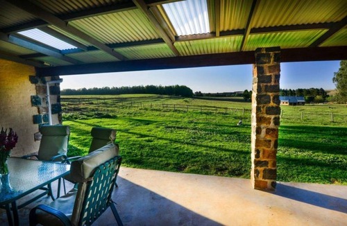 Nottingham Road House | 250 m² Farmhouse ∙ 2 bedrooms ∙ 4 guests