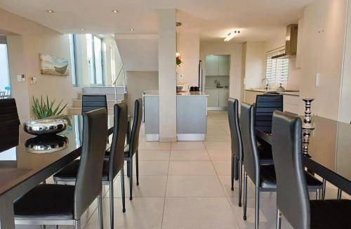 Gordons Bay Central Villa | 250 m² Villa ∙ 6 bedrooms ∙ 12 guests