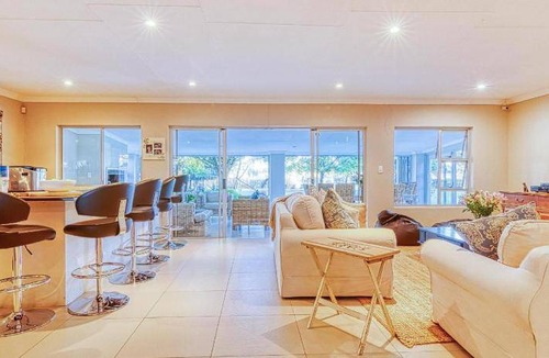 Vanderbijlpark House | 280 m² House ∙ 4 bedrooms ∙ 6 guests