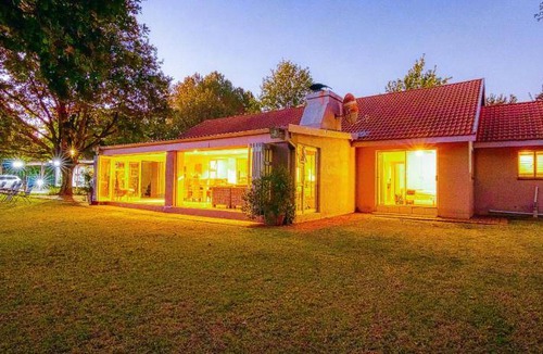 Vanderbijlpark House | 280 m² House ∙ 4 bedrooms ∙ 6 guests