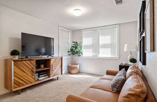 Downtown Sacramento Apartment | 2BR Downtown Sac - In unit Laundry - Free Parking