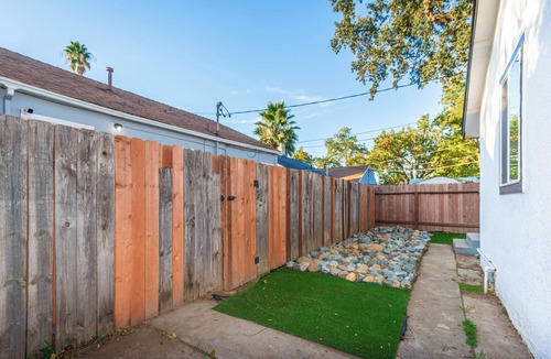 Southeastern Sacramento House | 2BR Single-Family Near Downtown—Pet-Friendly, Fenced, Zoo & Golf Nearby