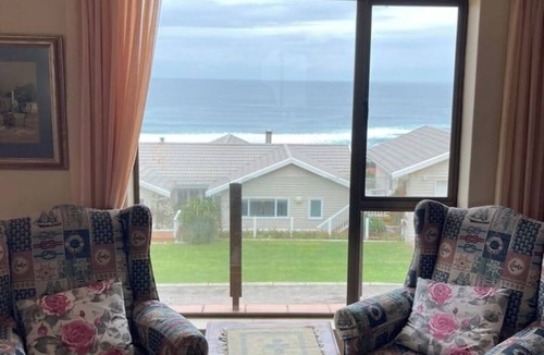 Glentana House | 3-Bedr Holiday Home, 5-min Walk to Beach, Seaview!
