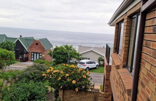 Glentana House | 3-Bedr Holiday Home, 5-min Walk to Beach, Seaview!