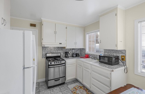 Daly City House | 3 Bedroom/2Bathroom House, Walkable to BART, Free parking, Game Room, and Views