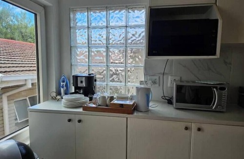 Greater Johannesburg Metropolitan Area Apartment | 3-bedroom apartment in peaceful Sandton with WiFi, AC