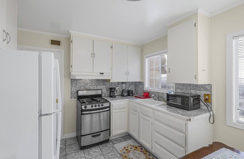 Daly City House | 3 Bedroom House, Walking Distance to BART, Attached Garage, Game Room, and Views