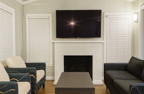 Mount Carmel House | 3-bedroom house with AC and Deck in Redwood City 2 free parking walk to Caltrain
