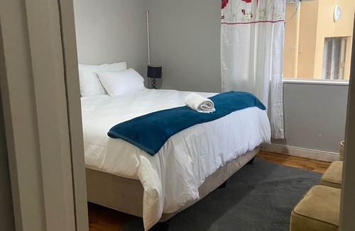 Nahoon Cabin | 3-bedroom lodge in beautiful Nahoo, East London with WiFi