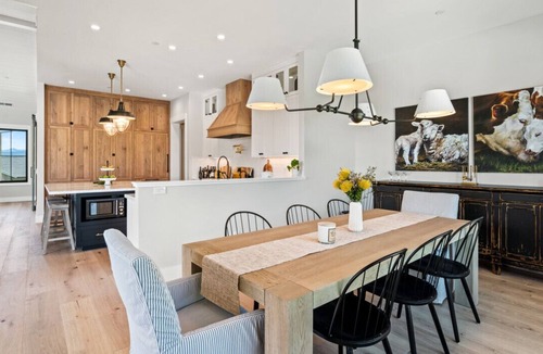 Healdsburg House | 3 BR with Saltwater Pool | Pool House | Healdsburg | Sleeps 6 | Biking Trails
