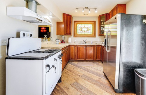 Pahrump House | 3 Mi to Dtwn Pahrump: Romantic Desert Oasis