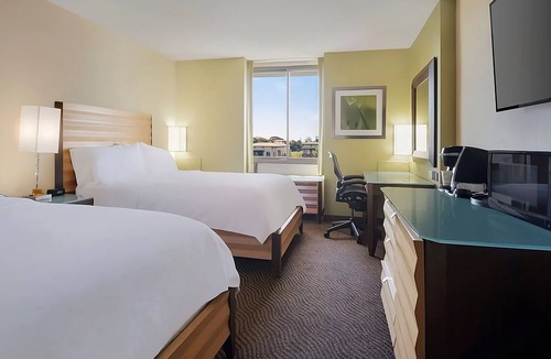 San Jose Hotel | 3 Modern Units | 3.65 mi Drive to SAP Center | Onsite Parking | Outdoor Pool