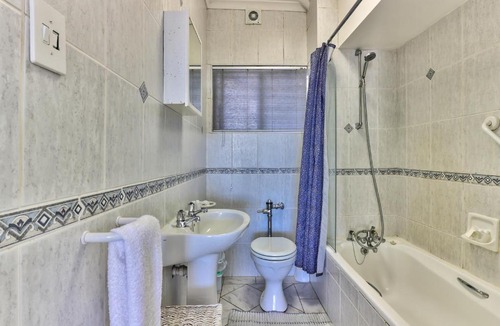 Mouille Point Apartment | 3 Sandringham Sea Facing ground-floor Studio