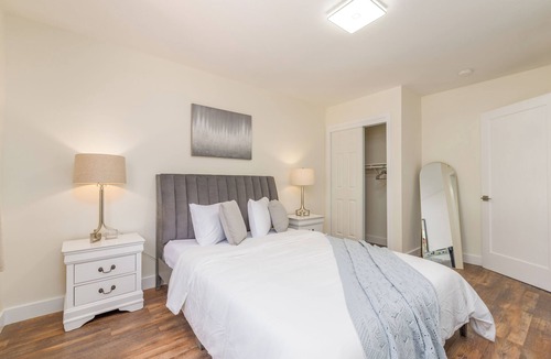 Daly City House | 30% OFF / Easy Parking / Mins to SF / Lovely Backyard / Skyline View / Hottub
