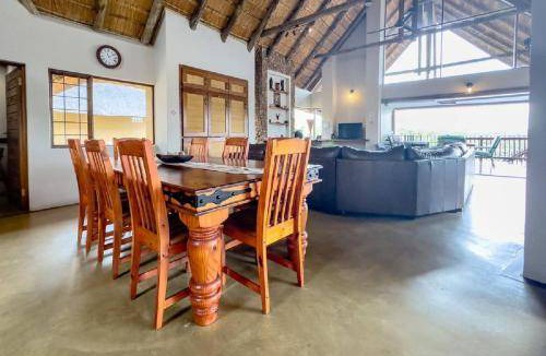 Bela-Bela House | 350 m² House ∙ 4 bedrooms ∙ 8 guests