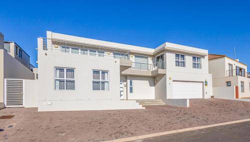 Calypso Beach House | 350 m² House ∙ 4 bedrooms ∙ 8 guests