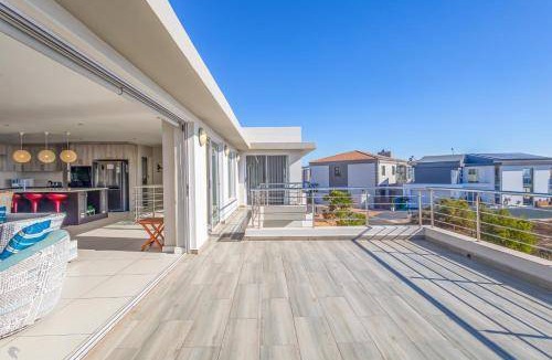 Calypso Beach House | 350 m² House ∙ 4 bedrooms ∙ 8 guests